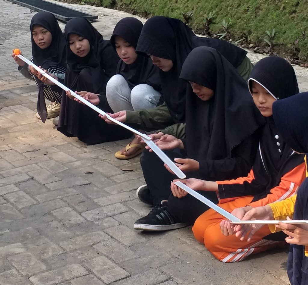 Bekerjasama agar bola tidak jatuh.